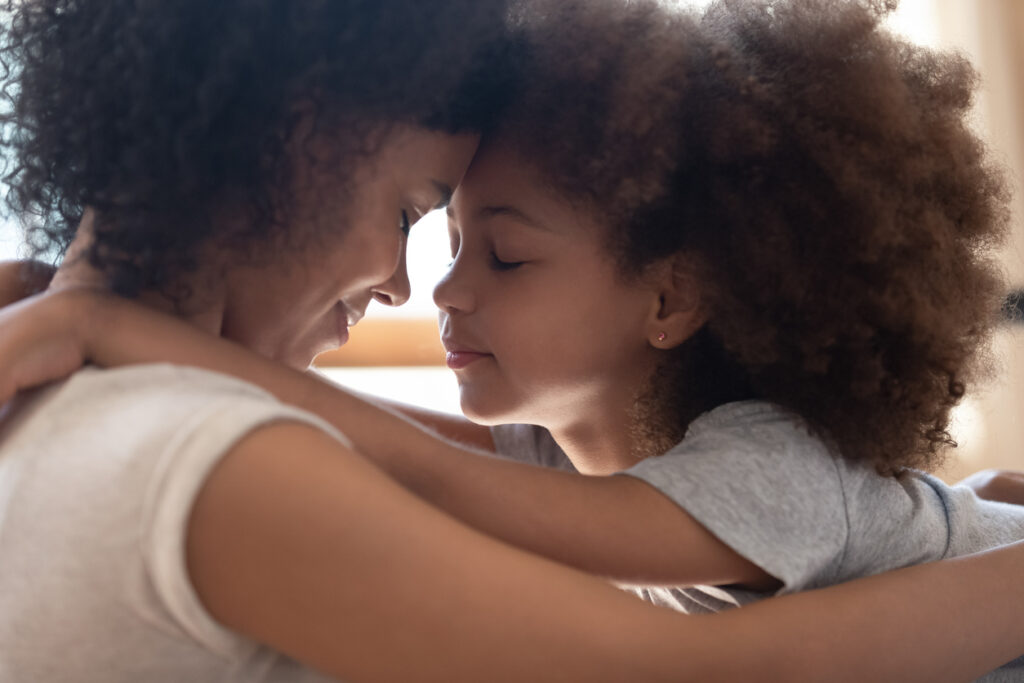 Todos os pais querem filhos que tenham uma boa autoestima que os ajude a enfrentar com firmeza as situações da vida. No entanto, muitos não sabem que essa característica pode ser desenvolvida a partir das suas experiências em casa.
