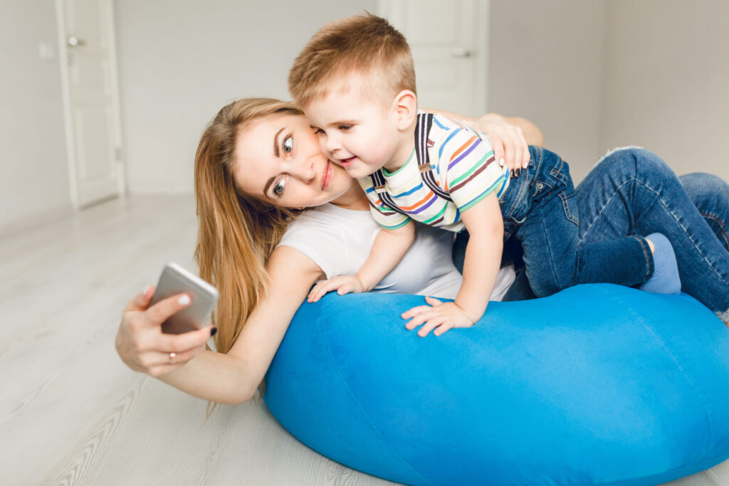 O sharenting é, portanto, uma questão complexa que merece reflexão constante. Caso você tenha o costume de postar e compartilhar fotos do seu filho, leve sempre em consideração as regras básicas de segurança digital. Elas podem ser consultadas em sites especializados.